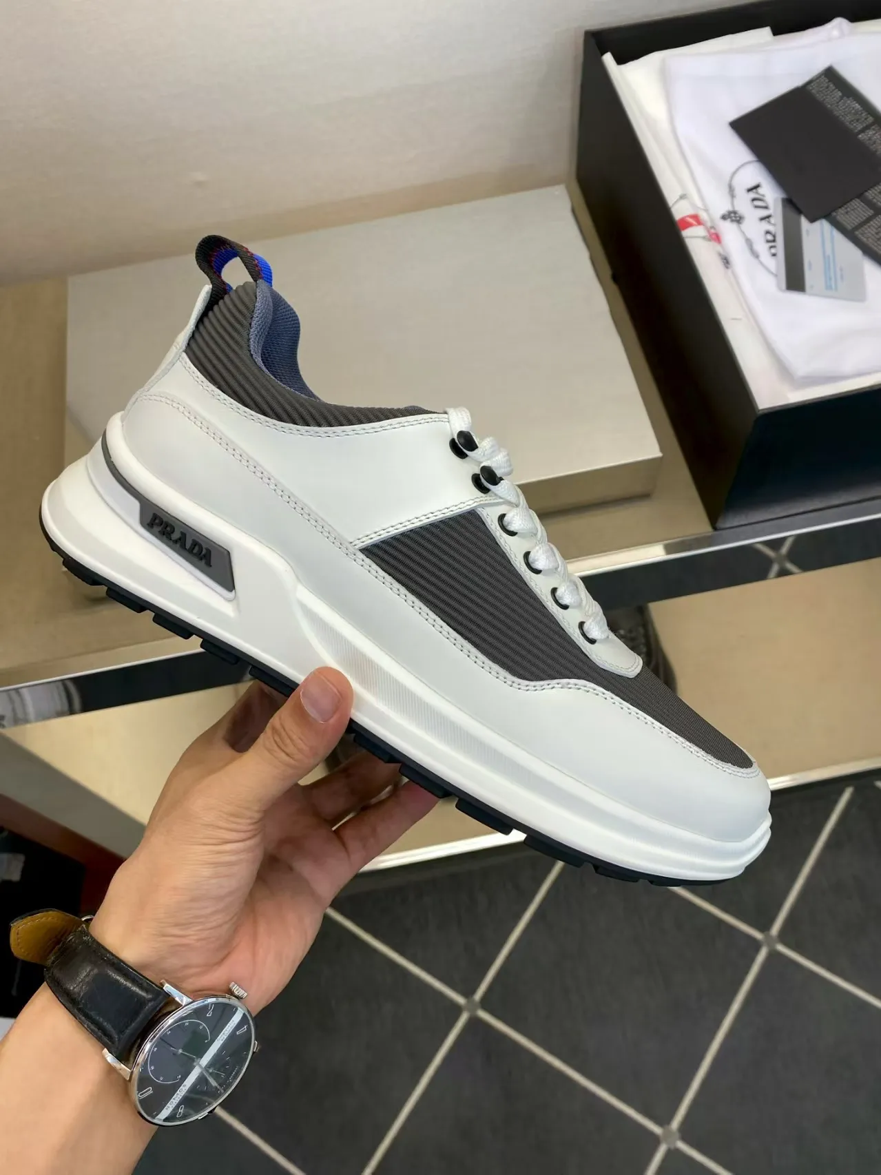 P440 38-45 Prada Prada’s new men’s leather sneakers, the highest version on the market, any comparison is welcome🆚! The original leather has excellent texture and is super high-end! Fetal sheep net lining imported from Italy, removable pad! Luxurious materials and fine workmanship, highly recommended!